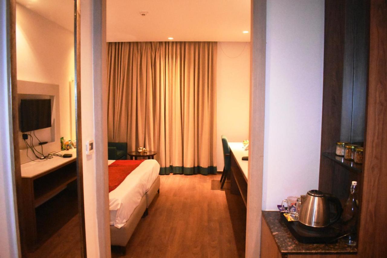 Lemonwood Suites By F9 Hotels - Trivoli Garden Chhatarpur Нью-Дели Экстерьер фото