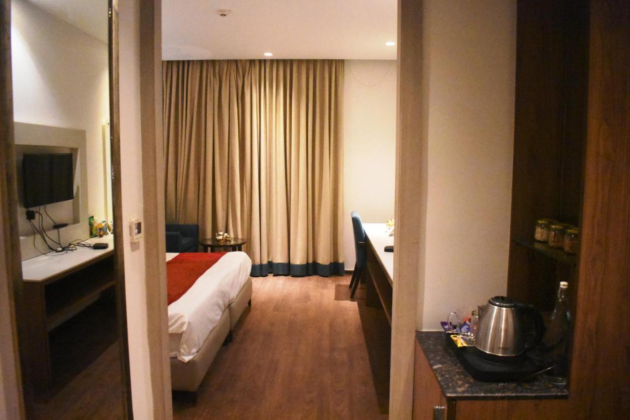 Lemonwood Suites By F9 Hotels - Trivoli Garden Chhatarpur Нью-Дели Экстерьер фото