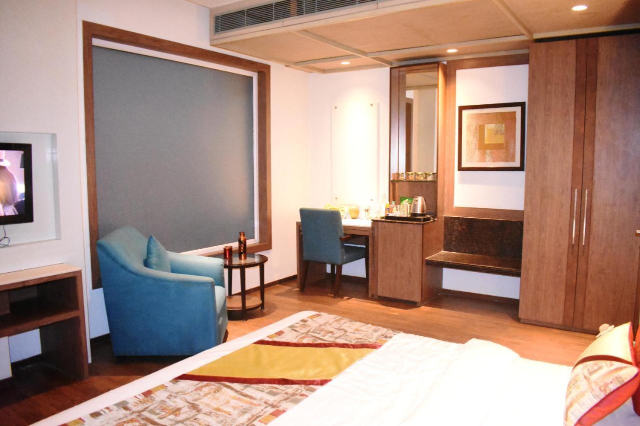 Lemonwood Suites By F9 Hotels - Trivoli Garden Chhatarpur Нью-Дели Экстерьер фото